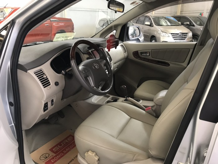 Bán xe Innova V sx 2013 màu bạc, giá giảm 30 triệu