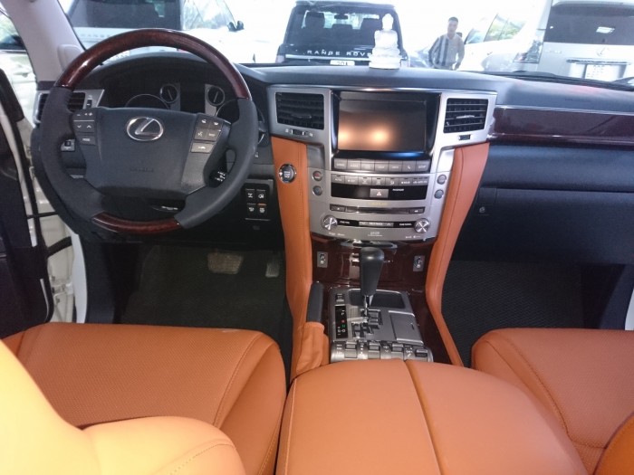 Lexus LX570 model 2013 màu trắng bản xuất mỹ