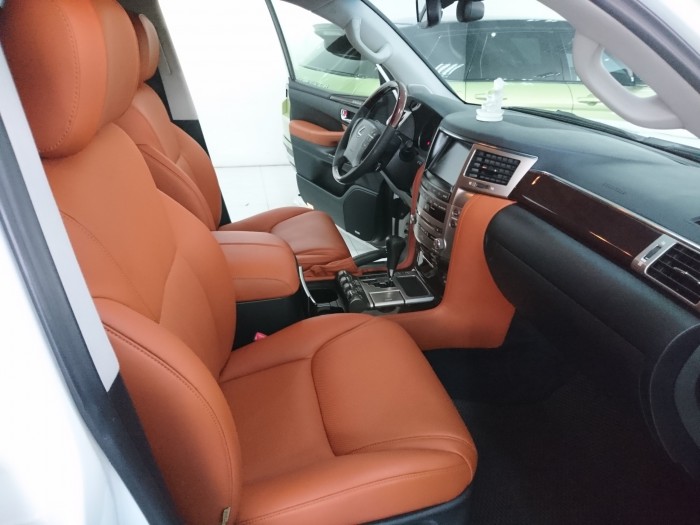 Lexus LX570 model 2013 màu trắng bản xuất mỹ