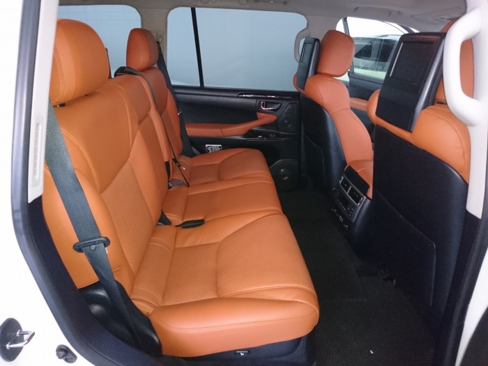 Lexus LX570 model 2013 màu trắng bản xuất mỹ