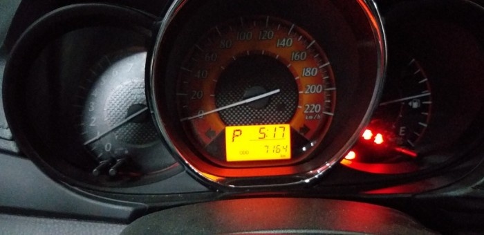 Bán xe Yaris 1.3G sx 2016 màu bạc, chạy lướt 7.100 km