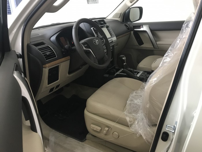 Bán Toyota Land Cruise Prado VX 2019,màu trắng,xe và giấy tờ giao ngay