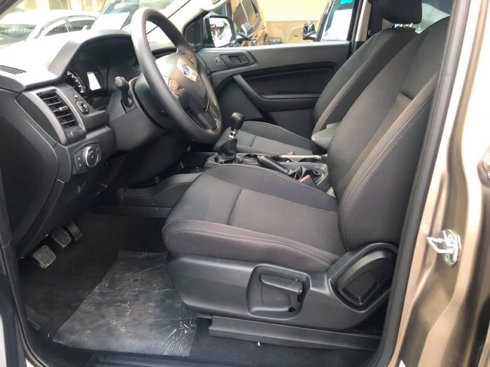Ford Everest Ambiente 2019 số tự động, trả trước 200 triệu giao xe ngay tại Ford Gia Định
