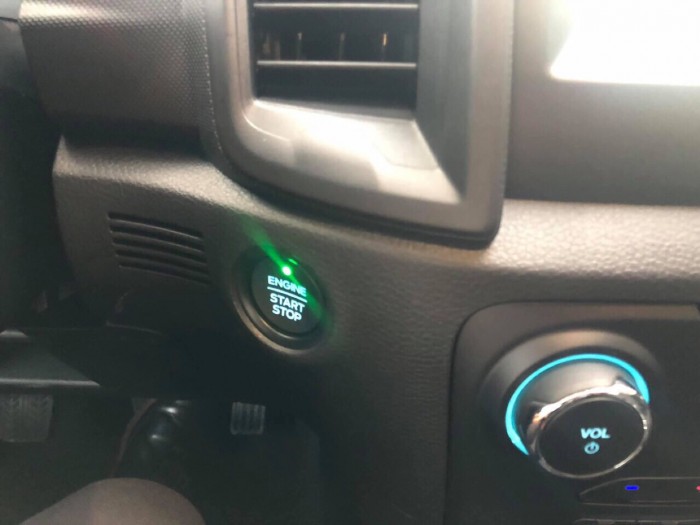 Ford Everest Ambiente 2019 số tự động, trả trước 200 triệu giao xe ngay tại Ford Gia Định