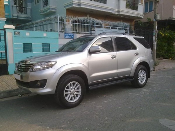 Bán gấp Fortuner 2013 tự động Bạc xe gia đình chính chủ.