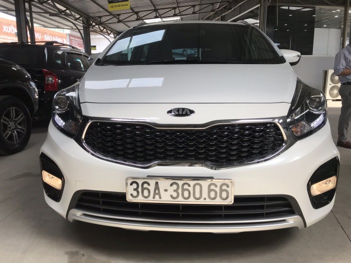 Bán Kia Rondo GAT 2.0AT màu trắng máy xăng số tự động sản xuất 2018 đi 2000km mới cứng