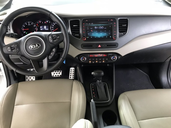 Bán Kia Rondo GAT 2.0AT màu trắng máy xăng số tự động sản xuất 2018 đi 2000km mới cứng