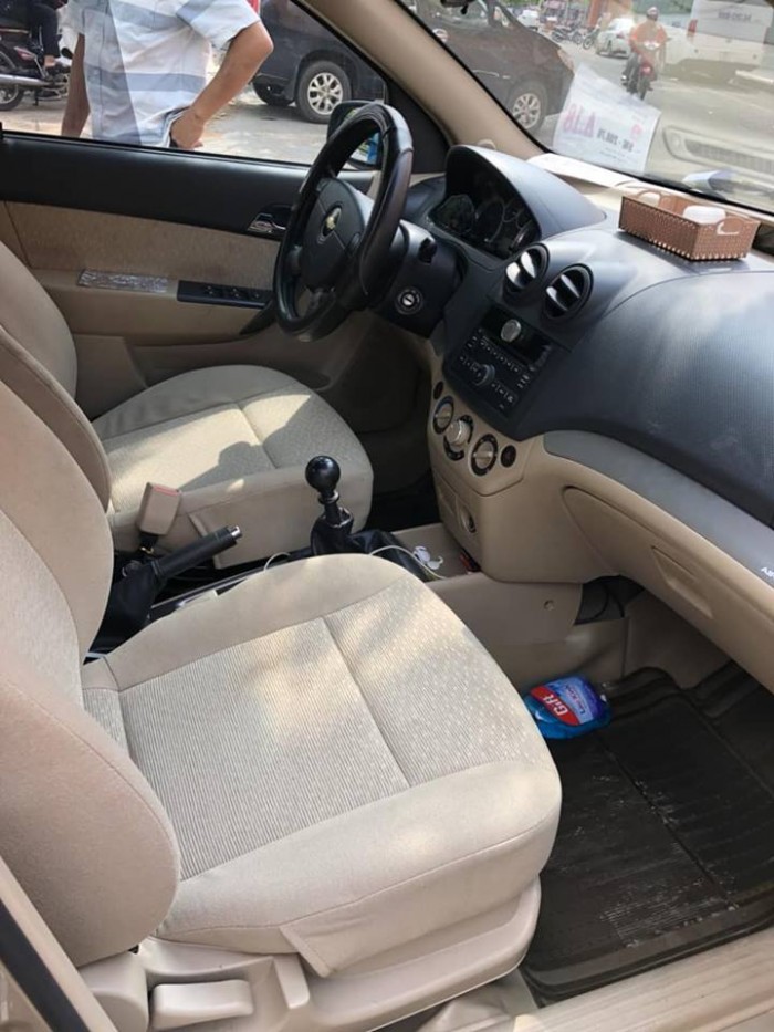 Cần bán Chevrolet Aveo đời 2017 bản LT,số sàn màu vàng cát