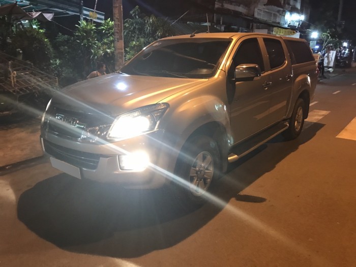 Bán Xe Isuzu Dmax 2017 số sàn dầu vàng cát rất mới