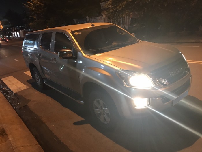 Bán Xe Isuzu Dmax 2017 số sàn dầu vàng cát rất mới
