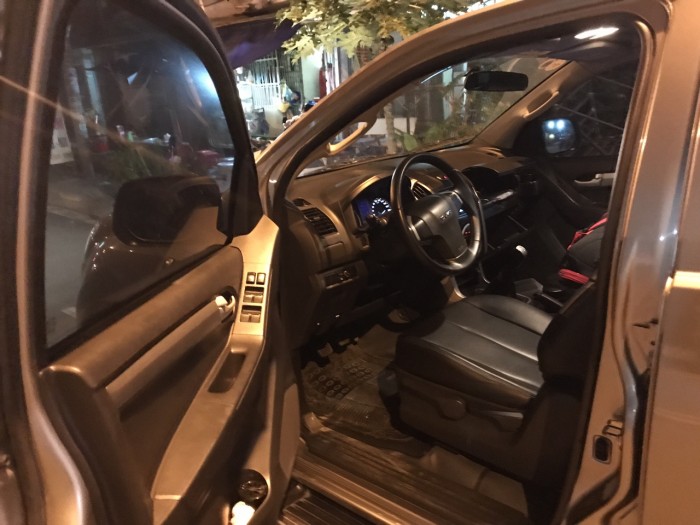 Bán Xe Isuzu Dmax 2017 số sàn dầu vàng cát rất mới
