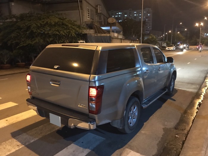 Bán Xe Isuzu Dmax 2017 số sàn dầu vàng cát rất mới