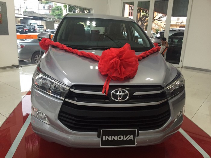 INNOVA 2.0E MT MÀU BẠC GIAO NGAY
