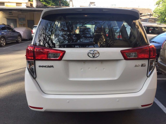 TOYOTA INNOVA 2.0E MÀU TRẮNG GIAO NGAY