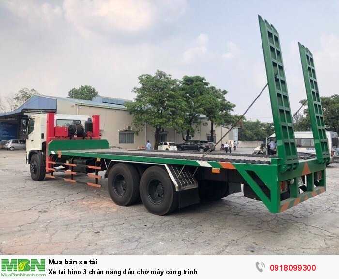 Xe tải hino 3 chân nâng đầu chở máy công trình
