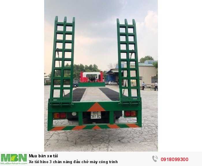 Xe tải hino 3 chân nâng đầu chở máy công trình