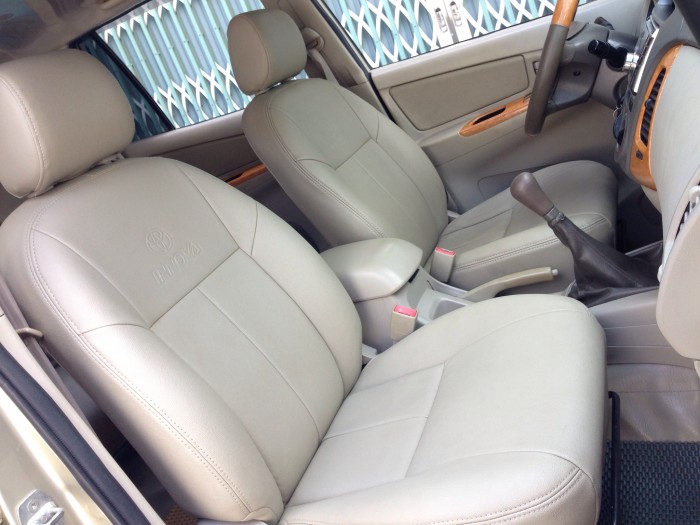 Cần bán xe Toyoyta Innova 2011 số sàn màu ghi vàng