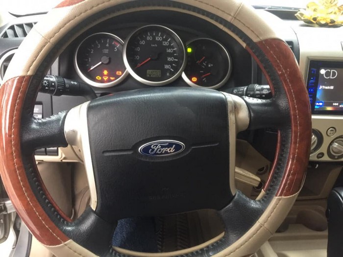 Bán xe Ford Everest 2012 máy dầu tự động màu trắng full đồ