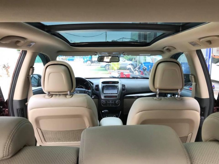 Cần bán gấp xe Kia Sorento đời 2017 số tự động màu Nho