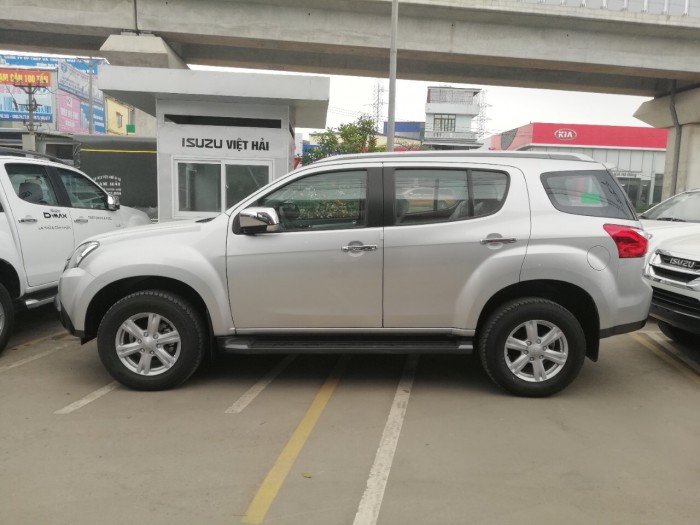 Cần bán xe isuzu mux 2016 mới 100% tại hà nội