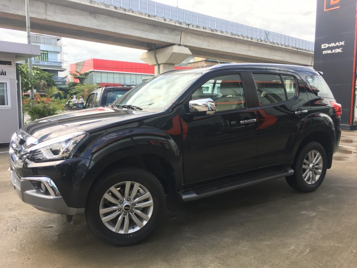 Cần bán xe Isuzu Mux 1.9AT đời 2018 mới 100% tại miền bắc