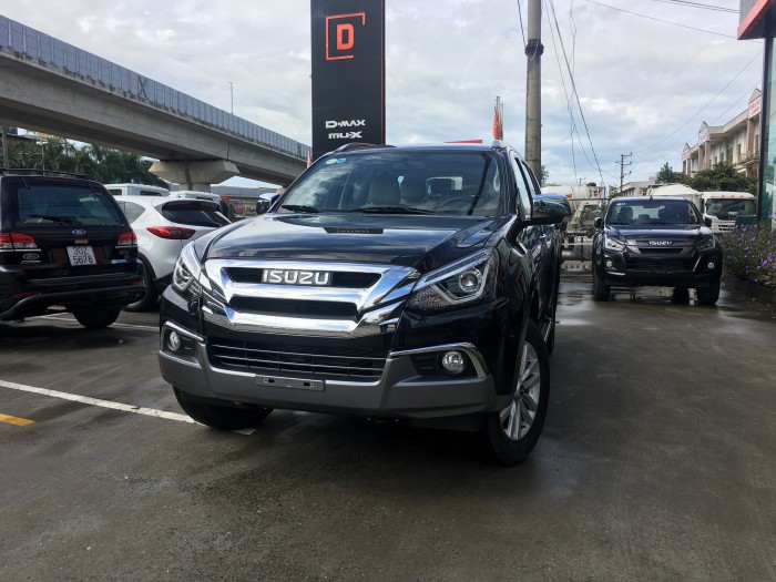 Cần bán xe Isuzu Mux 1.9AT đời 2018 mới 100% tại miền bắc