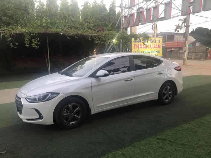 Cần bán xe Hyundai Elentra 2017 số sàn màu trắng còn mới tinh