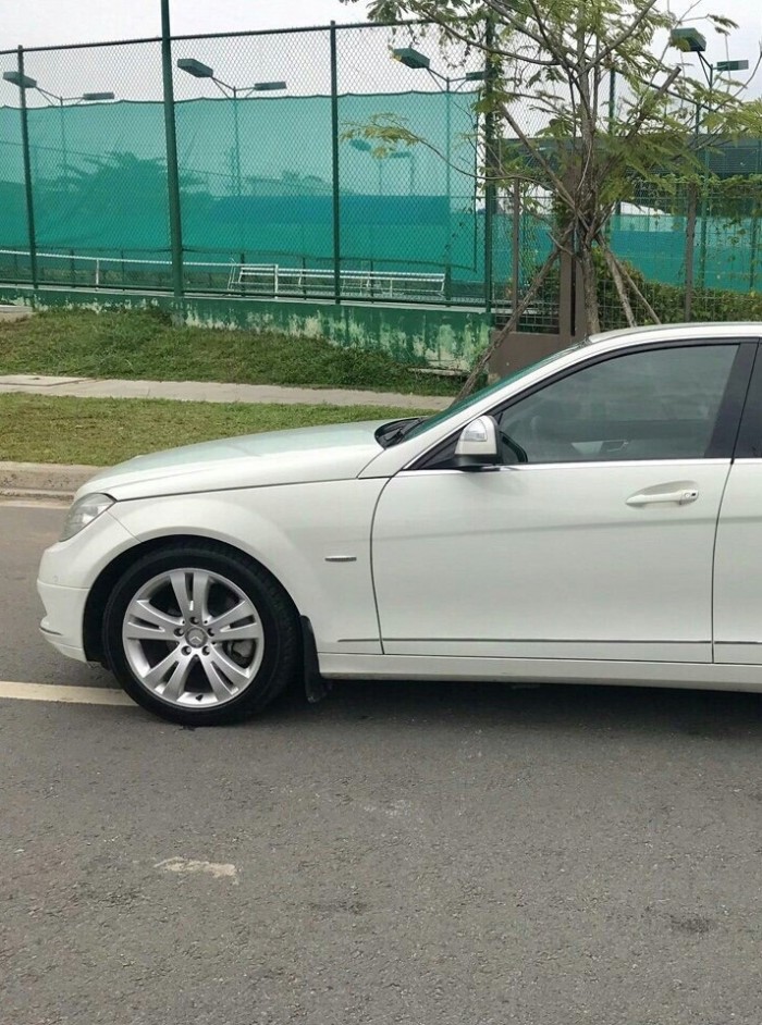 Gia đình cần bán C200, đăng ký 2008, số tự động, màu trắng