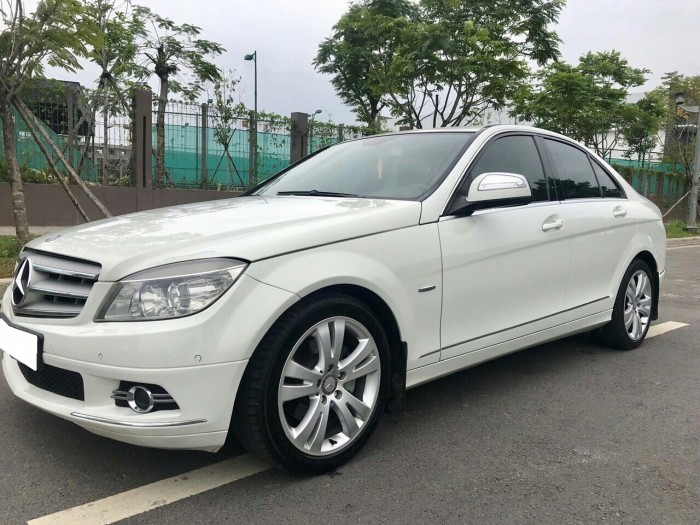 Gia đình cần bán C200, đăng ký 2008, số tự động, màu trắng