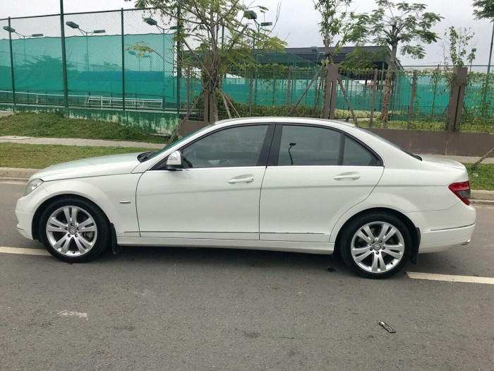 Gia đình cần bán C200, đăng ký 2008, số tự động, màu trắng