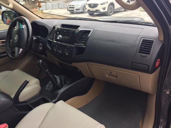 Bán gấp Toyota Fortuner 2016 máy dầu màu xám lông chuột