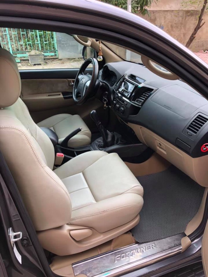 Bán gấp Toyota Fortuner 2016 máy dầu màu xám lông chuột