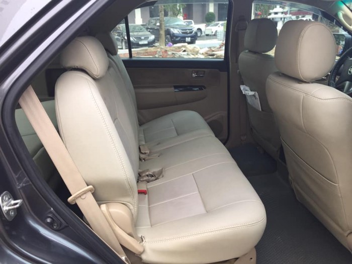 Bán gấp Toyota Fortuner 2016 máy dầu màu xám lông chuột