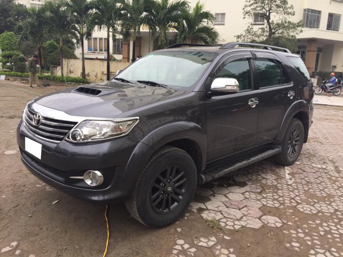 Bán gấp Toyota Fortuner 2016 máy dầu màu xám lông chuột