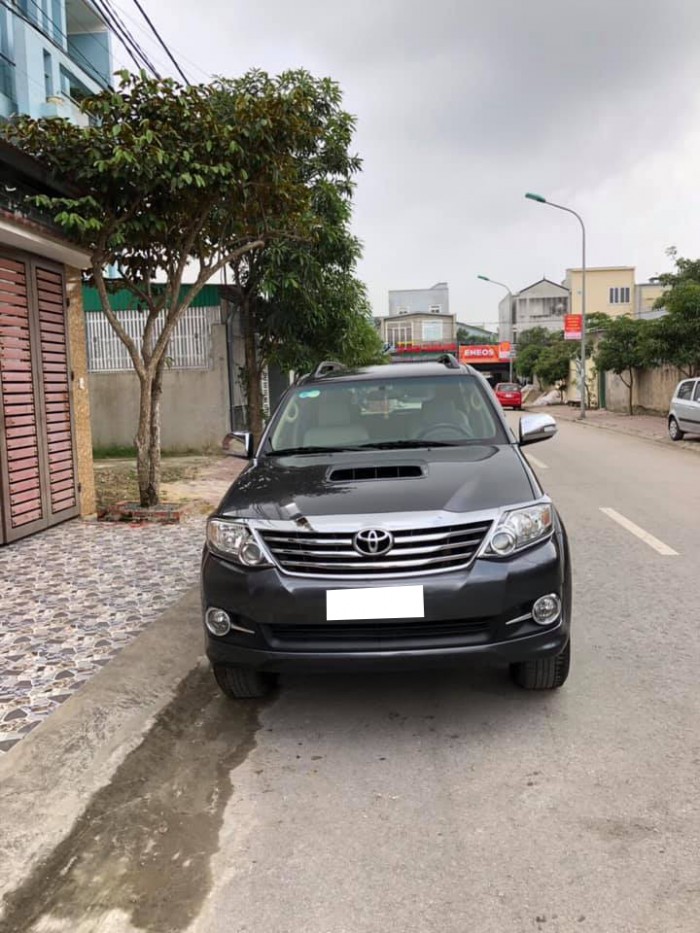 Bán gấp Toyota Fortuner 2016 máy dầu màu xám lông chuột