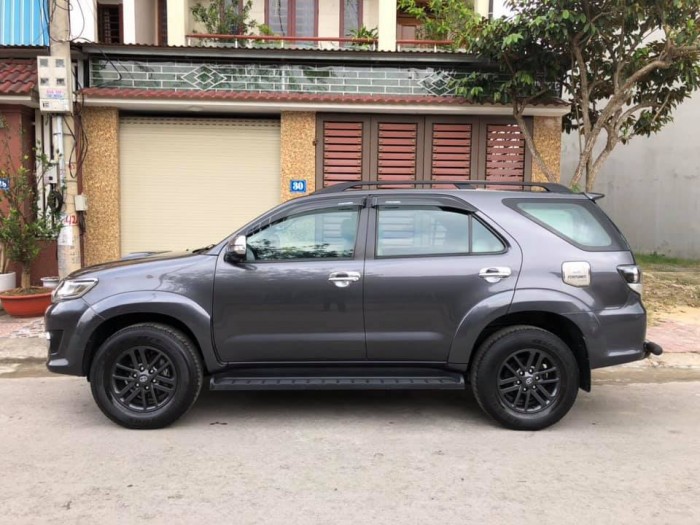 Bán gấp Toyota Fortuner 2016 máy dầu màu xám lông chuột