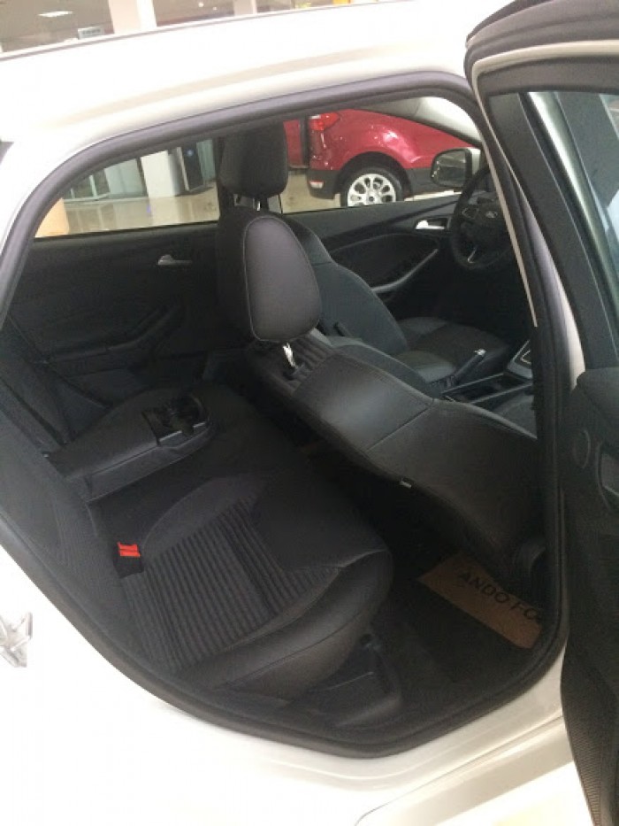 Ford Focus 1.5L Sport AT 2019 giao ngay, hỗ trợ trả góp 80% màu trắng