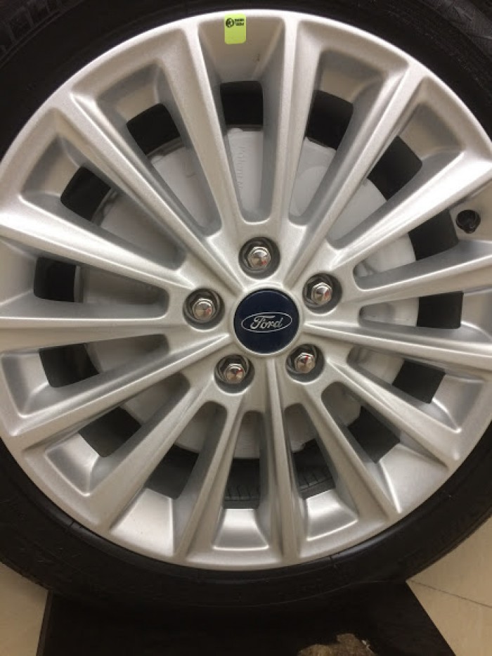 Ford Focus 1.5L Sport AT 2019 giao ngay, hỗ trợ trả góp 80% màu trắng
