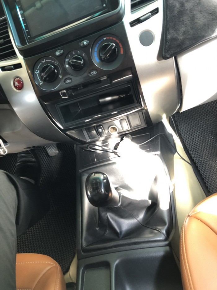 Bán Pajero Sport 2015, màu vàng cát, biển TP, đúng chất, giá TL, hổ trợ góp