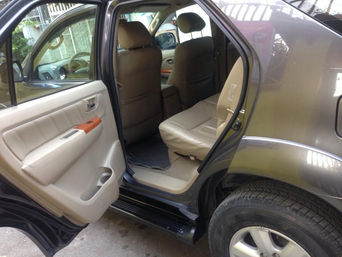 Nhà mình cần bán xe Fortuner V 2011 số tự động 2 cầu