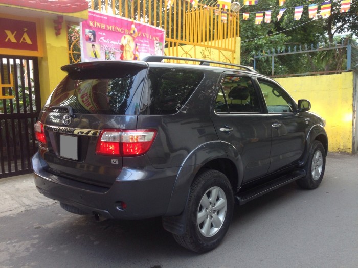 Nhà mình cần bán xe Fortuner V 2011 số tự động 2 cầu
