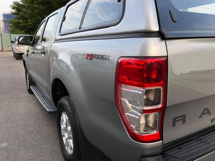 Bán Ford Ranger 2017 số sàn màu xám bạc đẹp như mới.