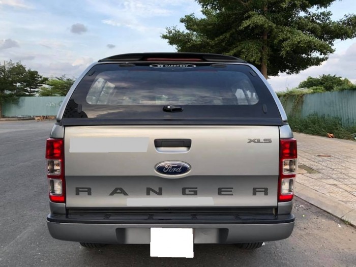 Bán Ford Ranger 2017 số sàn màu xám bạc đẹp như mới.