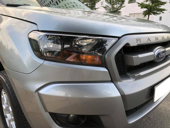 Bán Ford Ranger 2017 số sàn màu xám bạc đẹp như mới.