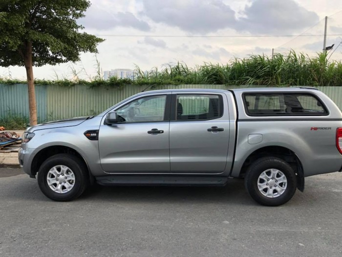 Bán Ford Ranger 2017 số sàn màu xám bạc đẹp như mới.