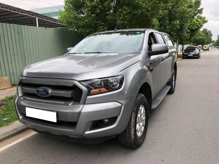 Bán Ford Ranger 2017 số sàn màu xám bạc đẹp như mới.