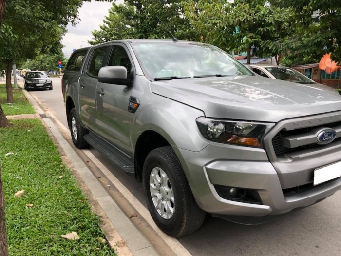 Bán Ford Ranger 2017 số sàn màu xám bạc đẹp như mới.
