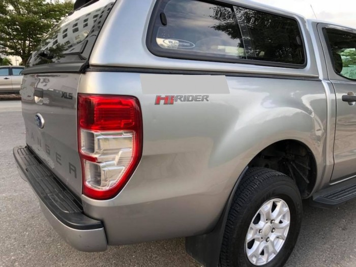 Bán Ford Ranger 2017 số sàn màu xám bạc đẹp như mới.