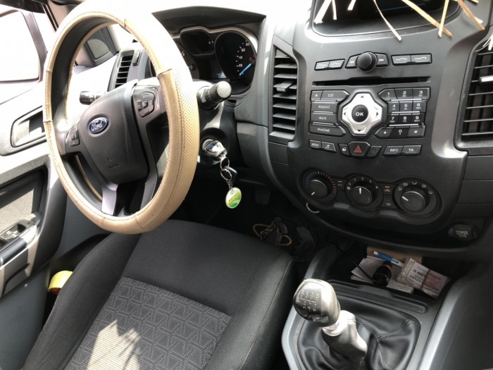 Bán Ford Ranger 2017 số sàn màu xám bạc đẹp như mới.