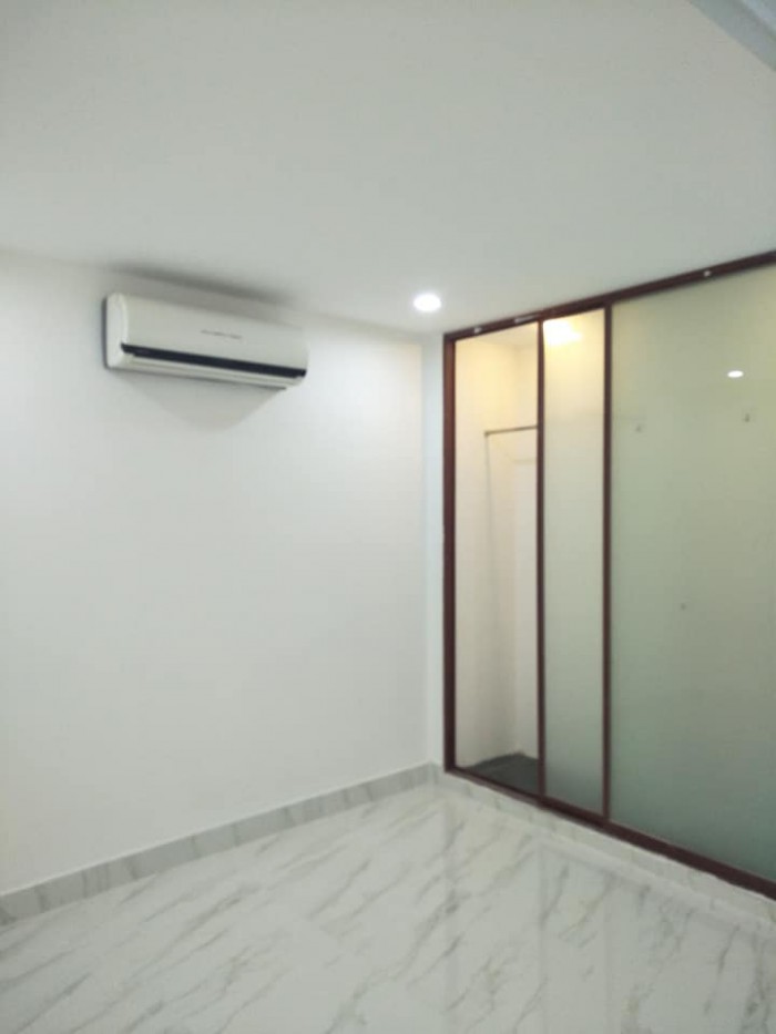 Bán nhà Phú Nhuận, DT 60 m2, sát mặt tiền đường, xe hơi cách nhà 10m